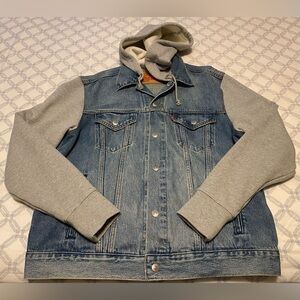 Levi’s Hybrid Trucker Jacket  Size Medium Relaxed Fit New With Out Tags